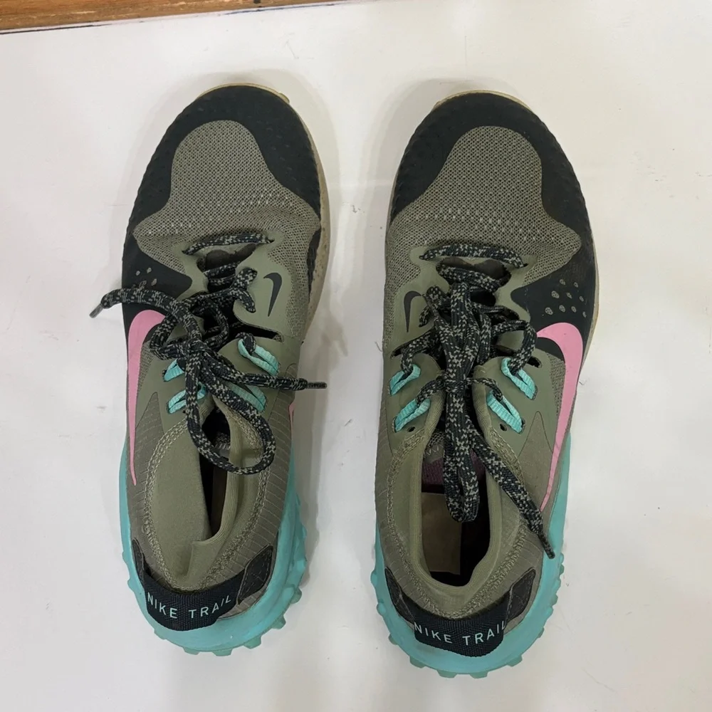 Nike Wildhorse‎ 6 Trail Running Sneakers in Olive with Pink & Teal Accents